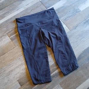 Capri leggings, size medium
